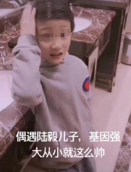 酒吧蒙眼吃瓜,酒吧里的趣味吃瓜盛宴