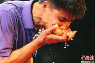 选手直播吃瓜,选手现场挑战吃瓜大赛，趣味横生！