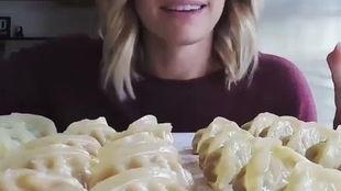 靓女吃瓜 海霞吃虾,品味生活，共享美食时光