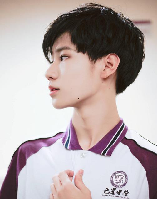 张真源吃瓜瞬间,意外曝光娱乐圈惊人内幕