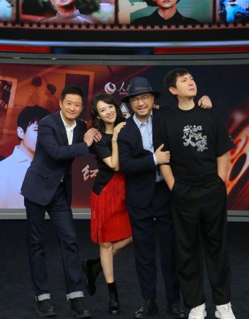 四人合照吃瓜,揭秘神秘人物关系