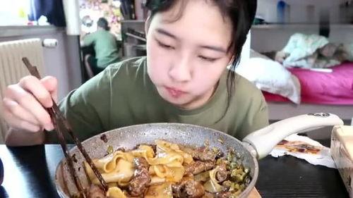 美女吃酸辣瓜视频,美女大快朵颐，视觉盛宴来袭