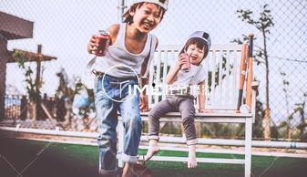 室外吃瓜儿童摄影,捕捉吃瓜儿童的纯真瞬间