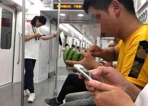 嗑瓜籽的吃瓜群众