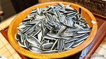 嗑瓜籽的吃瓜群众