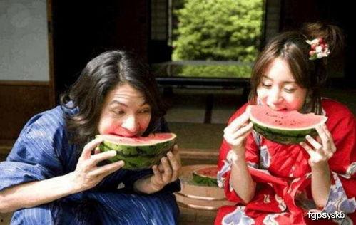 梦见给孙女买瓜吃,温馨一幕，祖孙共享瓜果之乐