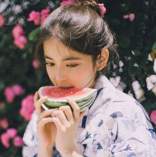 吃瓜男孩和吃瓜女孩头像