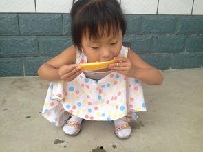 接小孩吃瓜,接小孩放学途中共享美味瓜果